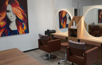 gemütliche Atmosphäre durch handgemalte Bilder und moderne Einrichtung