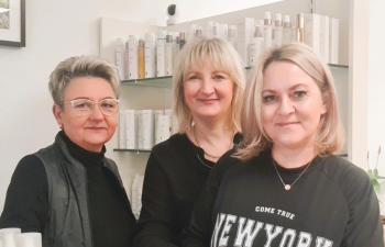Friseurmeisterinnen Isabell Kuhn (links) und Heike Kutzner (Mitte) mit Friseurin Daniela Büttig