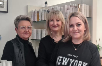 Friseurmeisterinnen Isabell Kuhn (links) und Heike Kutzner (Mitte) mit Friseurin Daniela Büttig